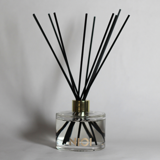 Tobacco flower and oak reed diffuser 200ml black glass gold logo by Nioi